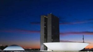 Parlamentares estudam reduzir salários de servidores, juízes e políticos Parlamentares estudam reduzir salários de servidores, juízes e políticos