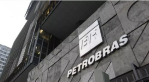 Preço da gasolina deve cair 15% nas refinarias a partir desta quarta-feira Preço da gasolina deve cair 15% nas refinarias a partir desta quarta-feira