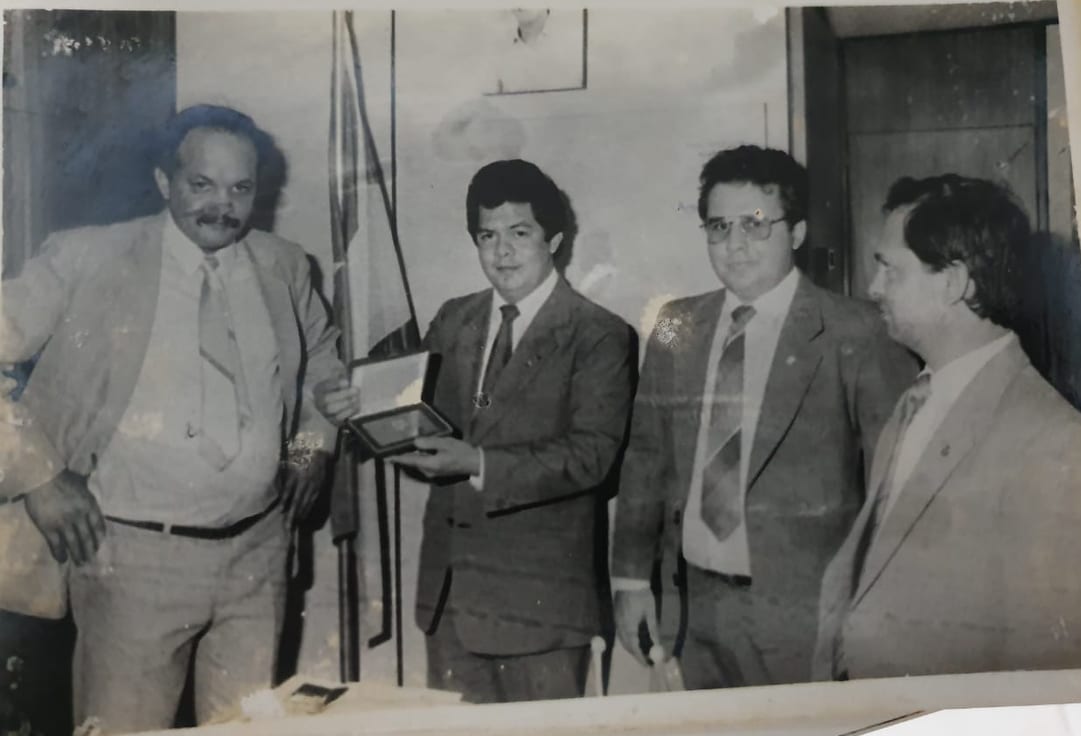 Entrega de placa de reconhecimento ao então deputado. Federal José Guedes Entrega de placa de reconhecimento ao então deputado. Federal José Guedes