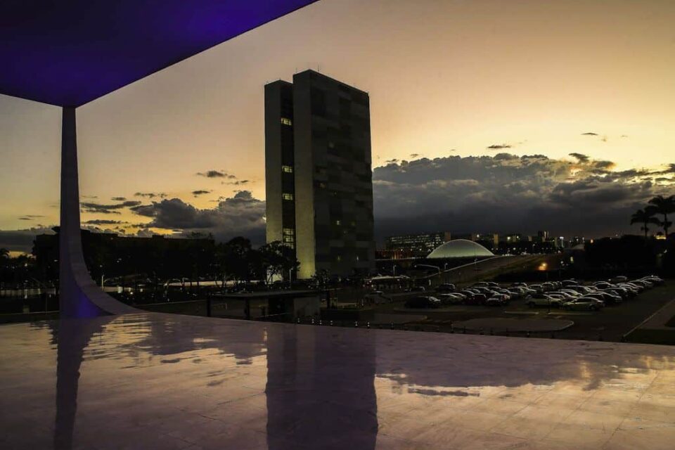 Deputados e senadores querem R$5,7 bilhões públicos para bancar as próprias campanhas Deputados e senadores querem R$5,7 bilhões públicos para bancar as próprias campanhas