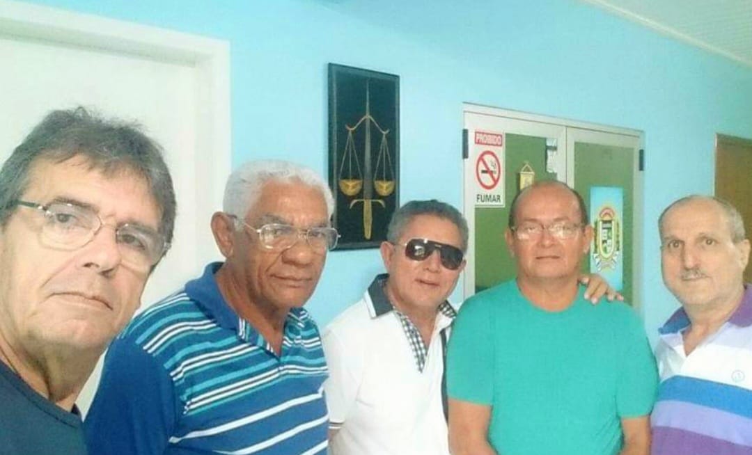 Confraternização entre colegas Anselmo Almeida Rabello, o saudoso Raimundo Lopes Xavier, João dos Santos Gonçalves, o Coruja, Walter Cortez Leigue e o Diretor do Sinpfetro, Victor Giudici Minuzzi.